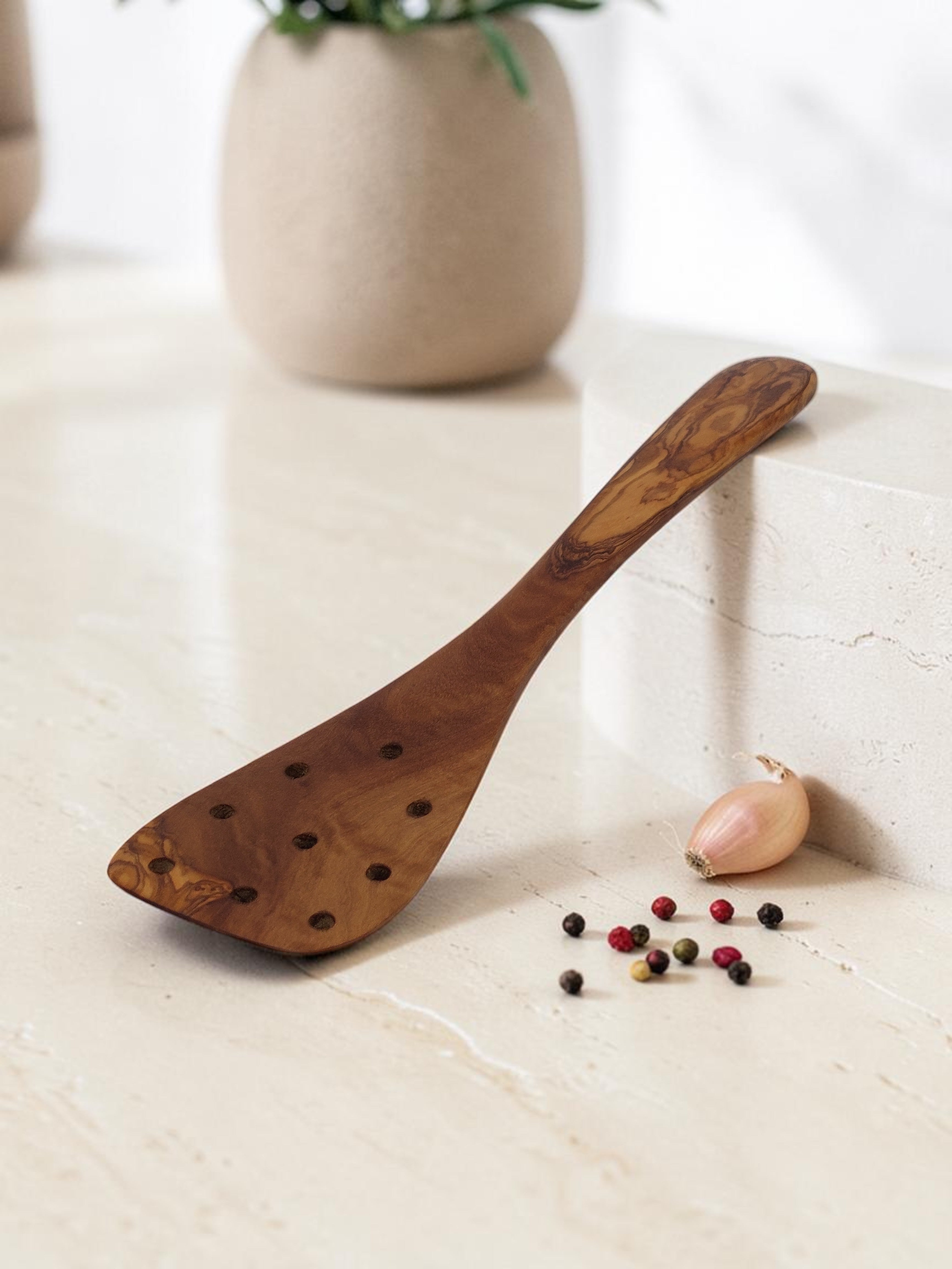 Olivenholz Pfannenwender mit Löchern handgefertigt (31 cm)