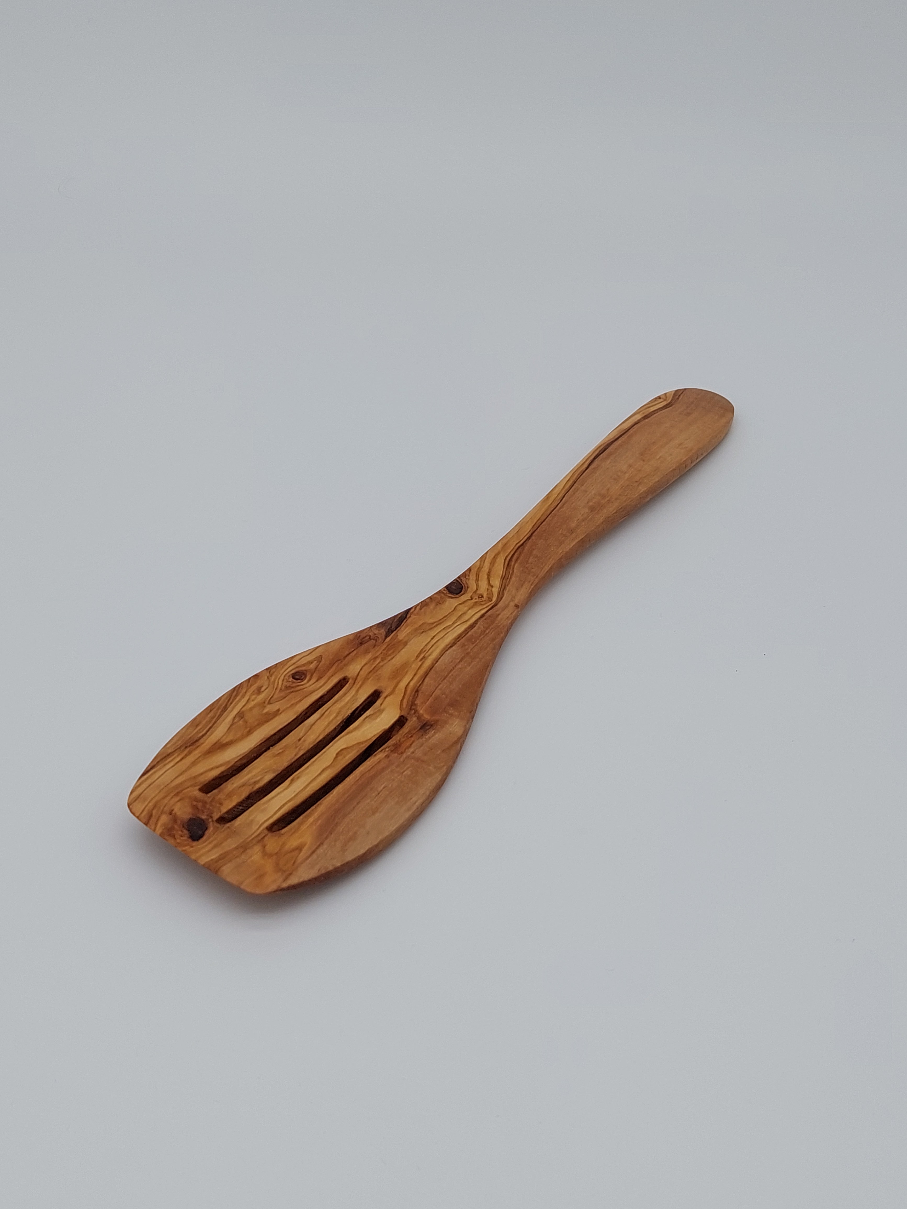 Olivenholz Pfannenwender mit Schlitzen handgefertigt (30 cm)