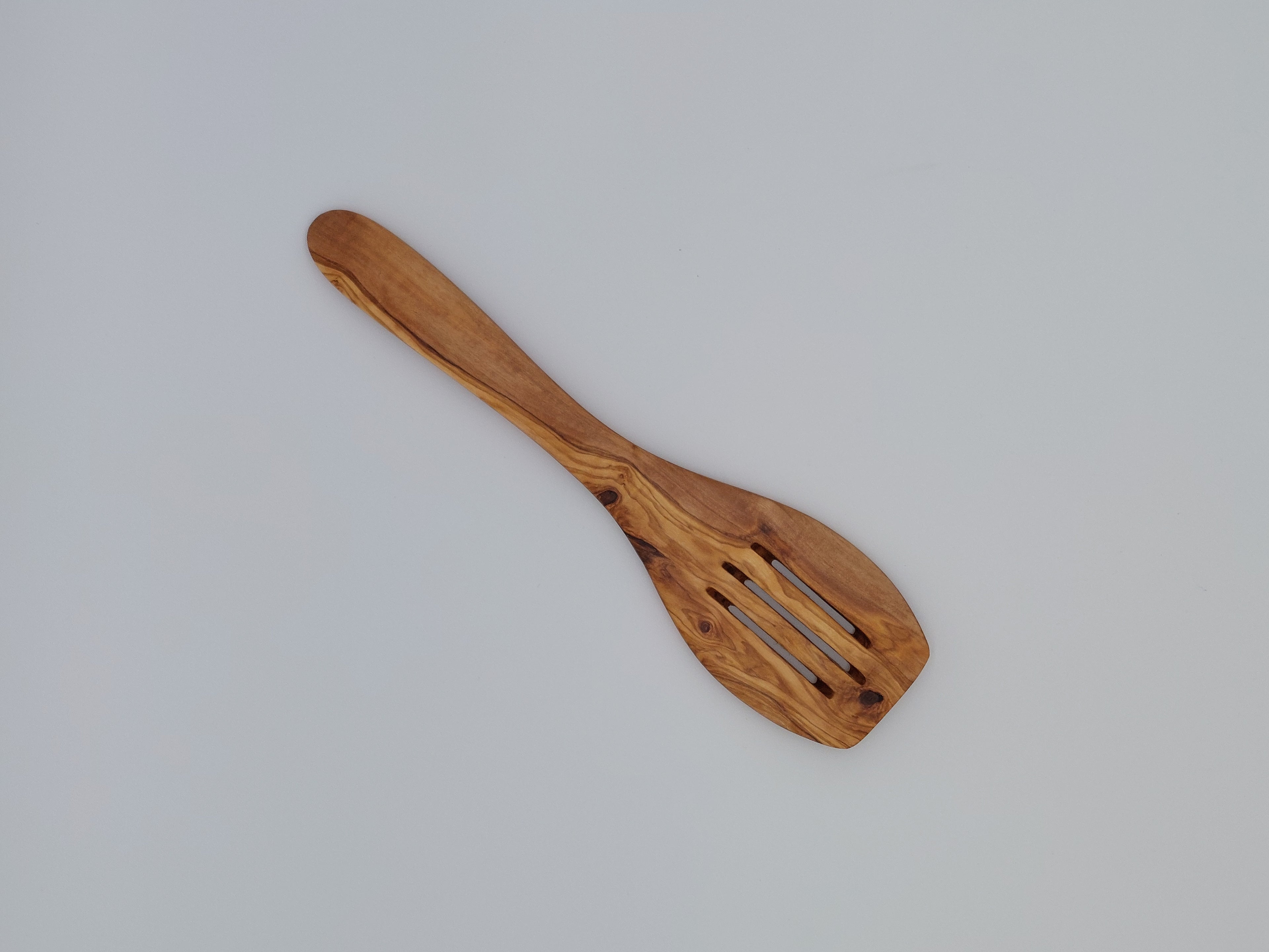 Olivenholz Pfannenwender mit Schlitzen handgefertigt (30 cm)