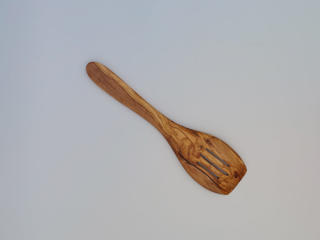 Olivenholz Pfannenwender mit Schlitzen handgefertigt (30 cm)