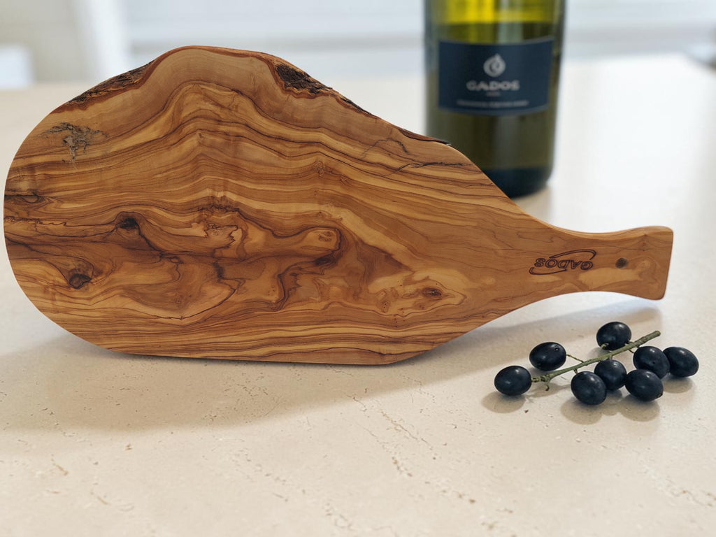 Olivenholz Servierbrett mit Griff & Naturrand (45 x 21 cm)