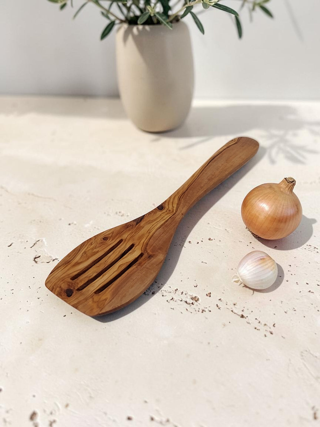 Olivenholz Pfannenwender mit Schlitzen handgefertigt (30 cm)