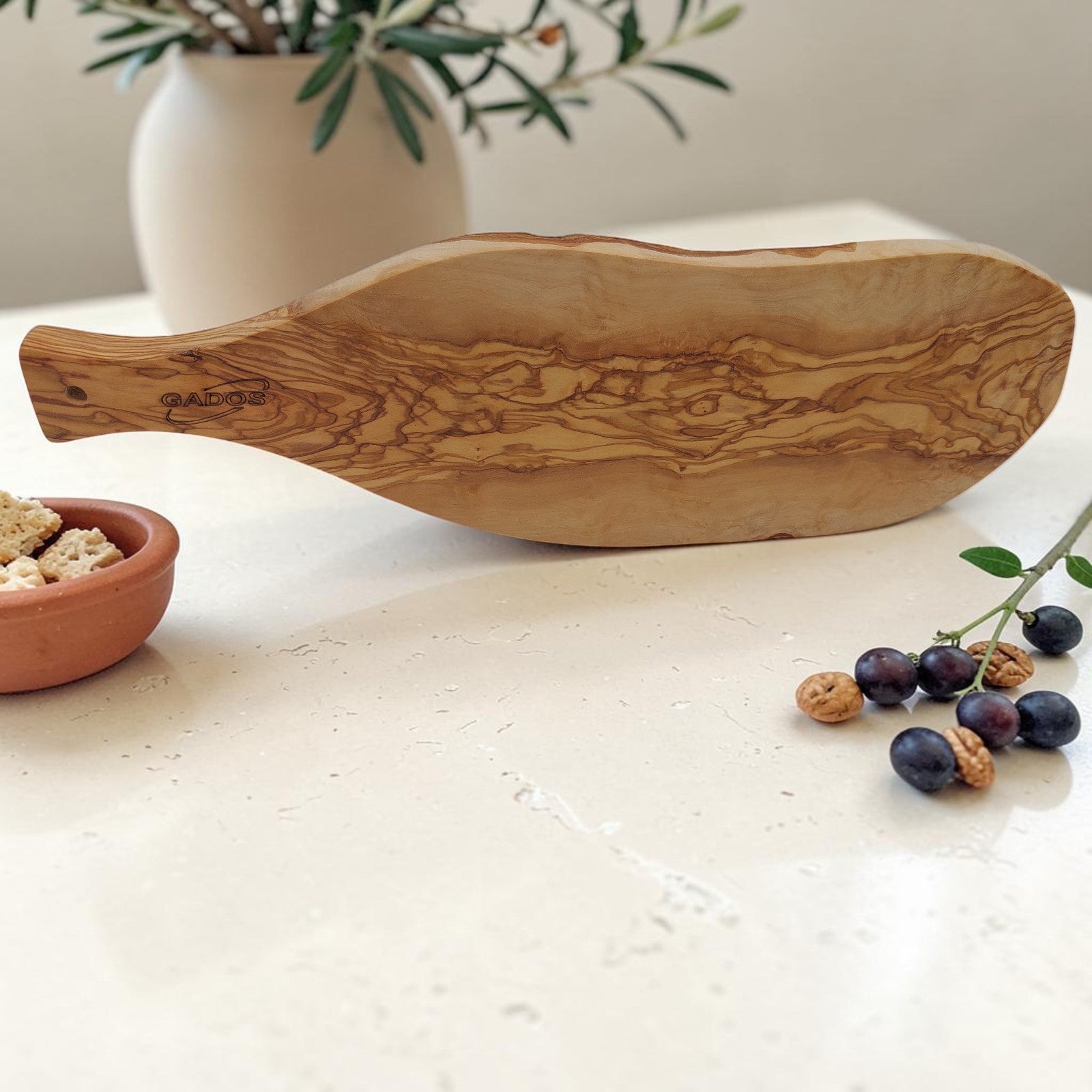 Handgemachtes Olivenholz Servierbrett  – Rustikaler Genuss mit Griff (40 x 13 cm )