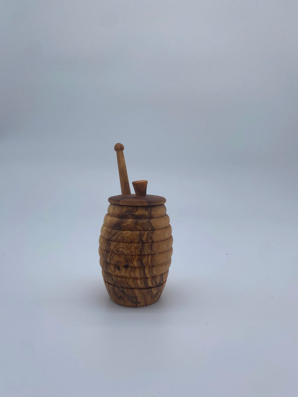 Olivenholz Honigtopf „Bienenkorb“ mit Honiglöffel & Deckel (Ø 6cm, Höhe:13 cm)
