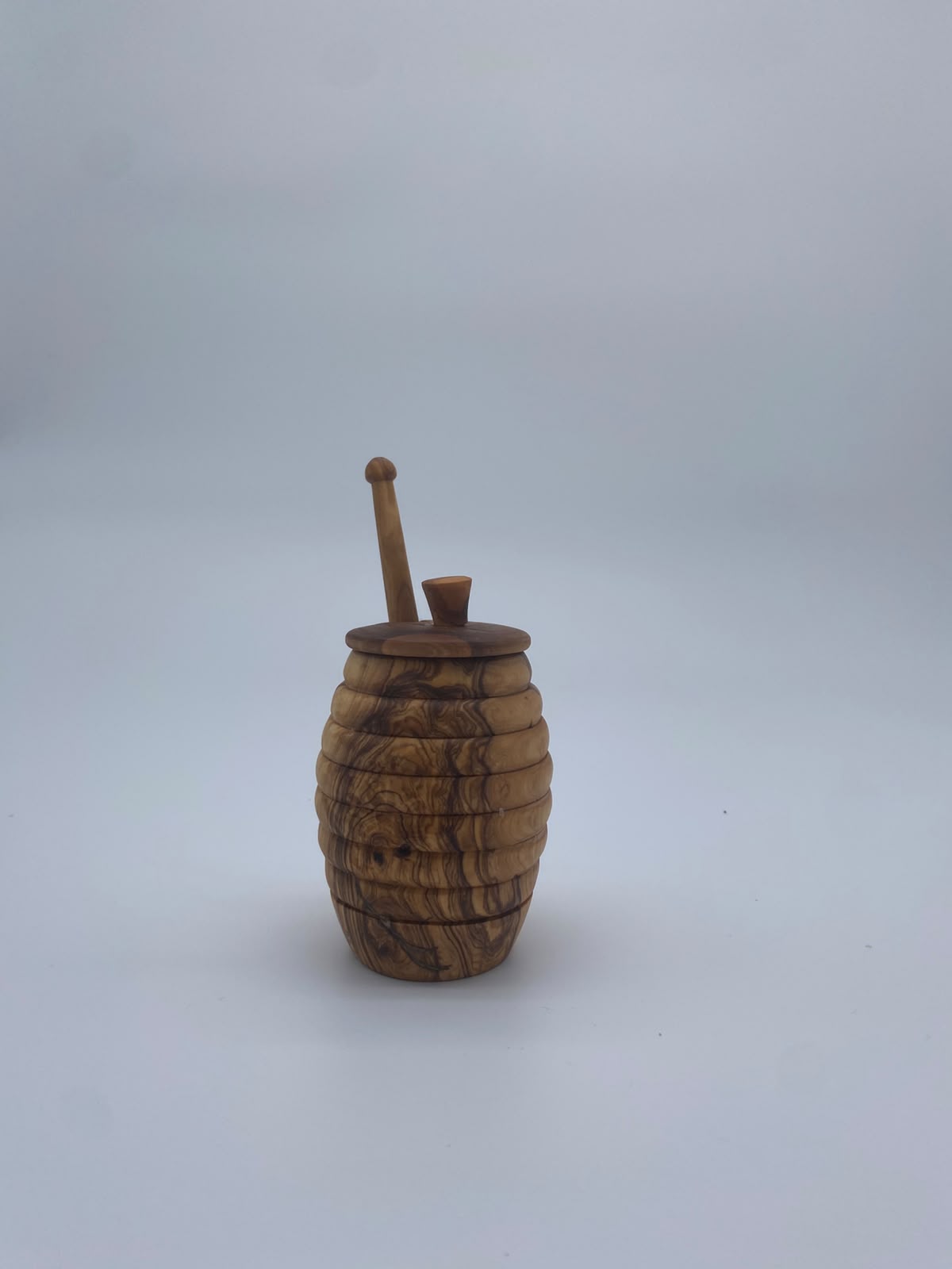 Olivenholz Honigtopf „Bienenkorb“ mit Honiglöffel & Deckel (Ø 6cm, Höhe:13 cm)