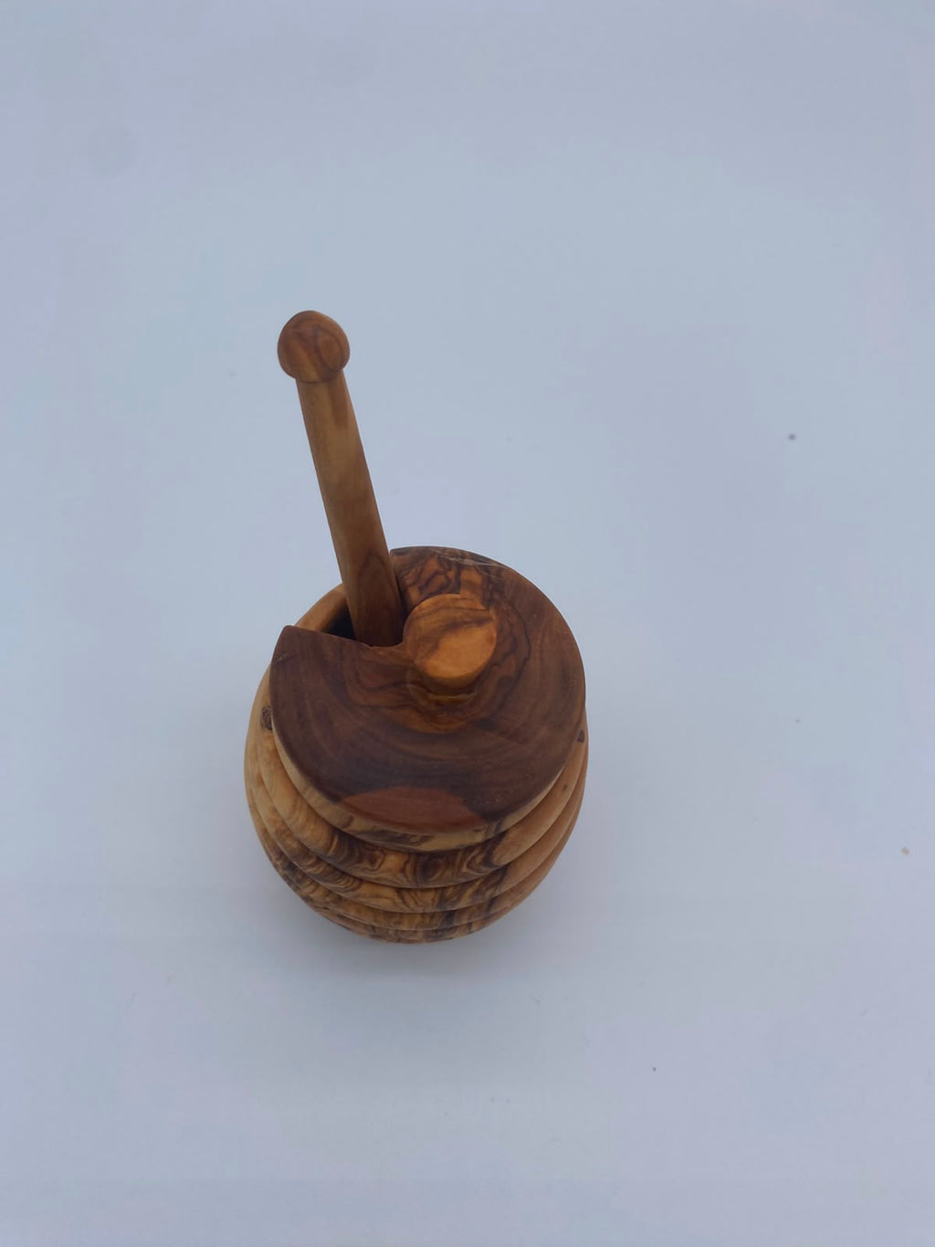 Olivenholz Honigtopf „Bienenkorb“ mit Honiglöffel & Deckel (Ø 6cm, Höhe:13 cm)