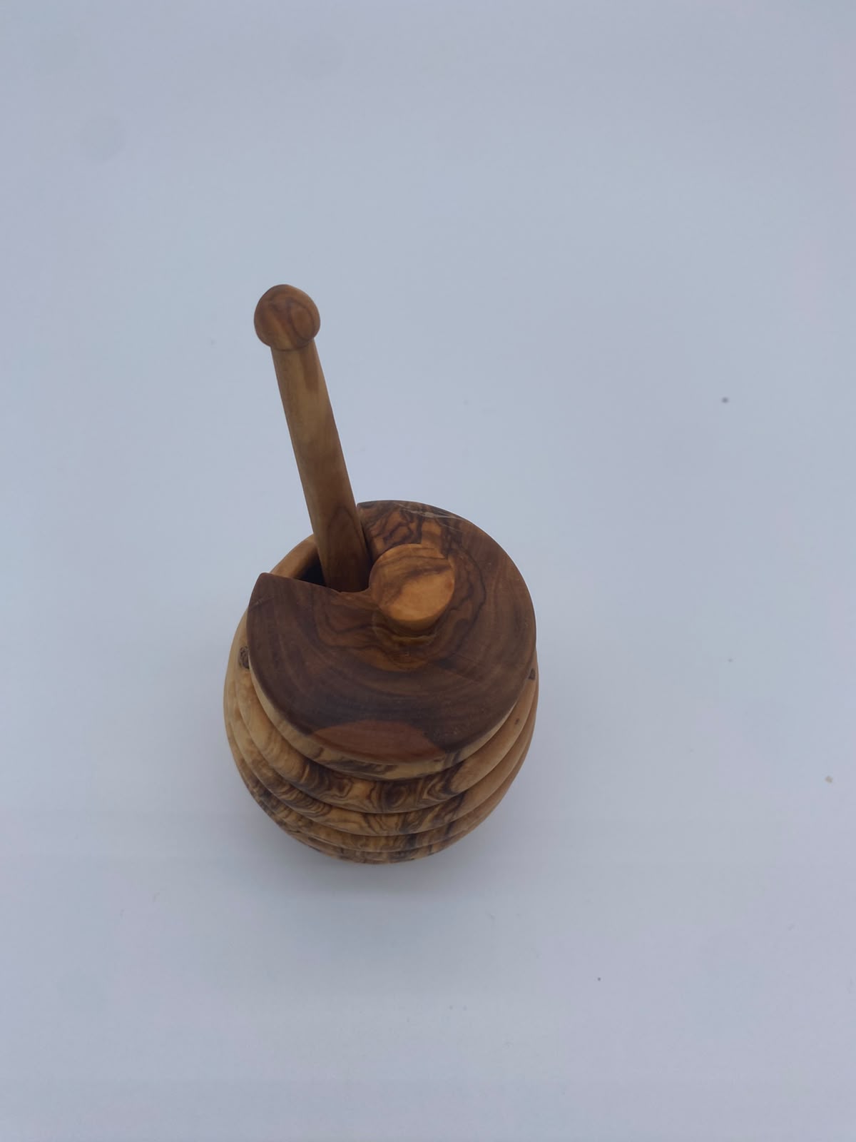 Olivenholz Honigtopf „Bienenkorb“ mit Honiglöffel & Deckel (Ø 6cm, Höhe:13 cm)