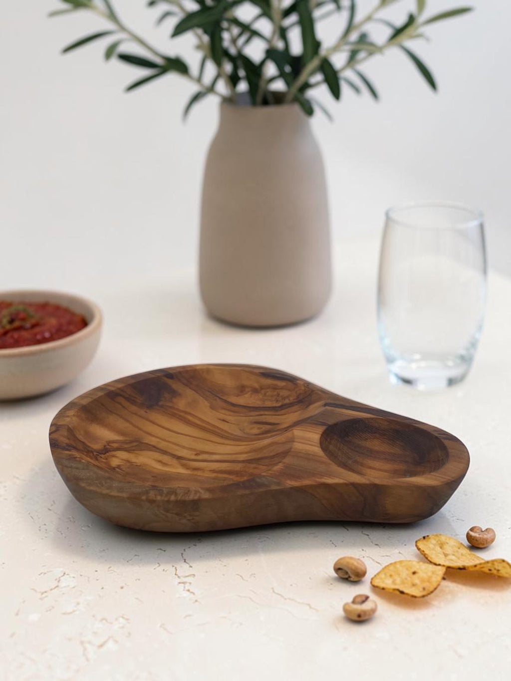 Olivenholz Snackschale mit Dip-Fach handgefertigt (Antipasti-Schale 19 x 14 cm )